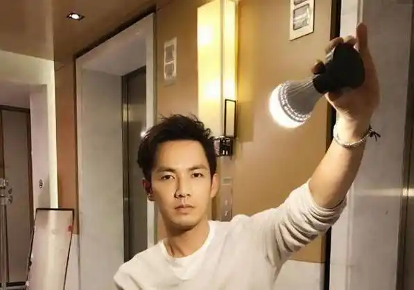 钟汉良现实中的家,餐厅墙壁上画漫画,真的太可爱了_装修_台湾人_事业