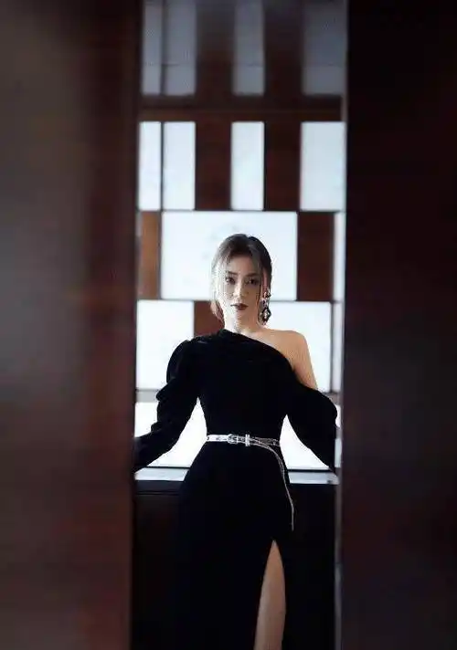 袁姗姗借着门拍摄拍出大片质感单边开衩露出腿性感至极