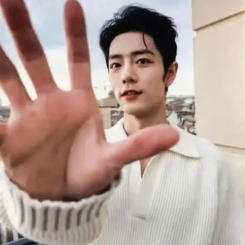 而肖战通过这种方式,表达了自己对减肥的无奈和