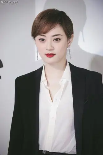 孙俪又穿火了黑西服内搭白衬衫利落干练知性飒爽又有气场