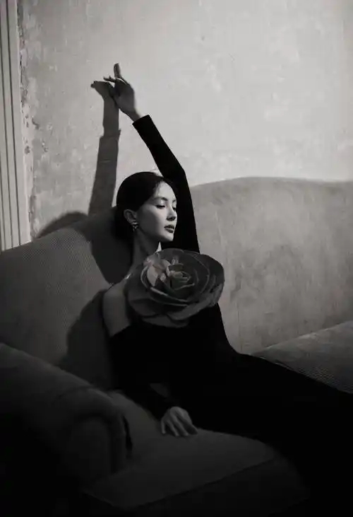 金晨黑色玫瑰礼服时尚动人_身材_黑夜_散发出