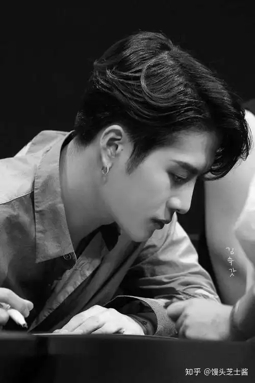 你有哪些王嘉尔的帅照