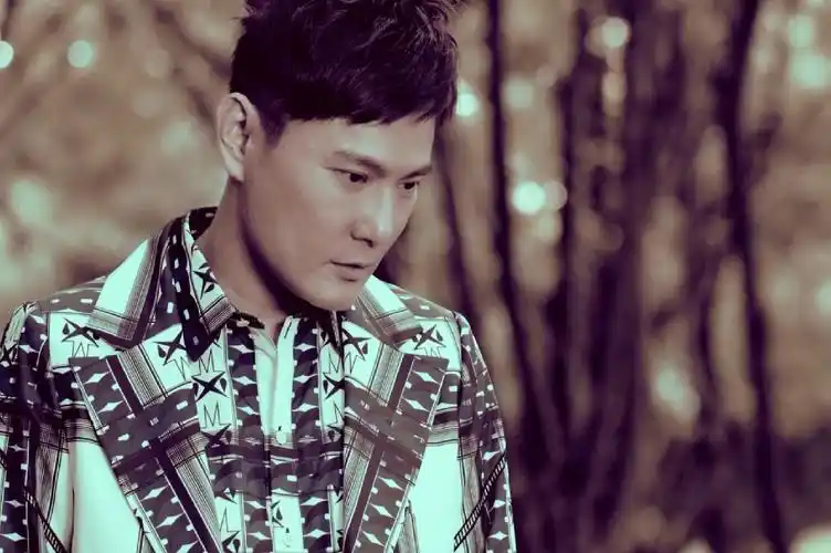 张信哲的成名曲吧,百听不腻!你知道是那首歌吗?_手机搜狐网