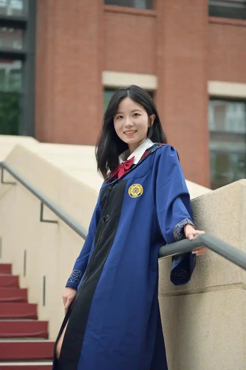 女大学生 #毕业季学位服仪式感拉满 #我们毕 - 抖音