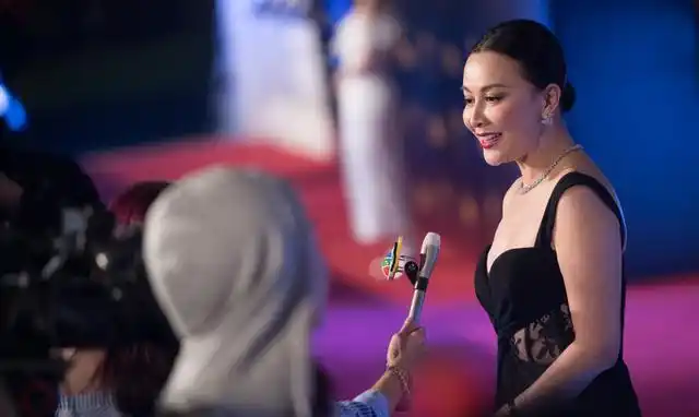 原创刘嘉玲越老越敢秀黑色礼服玩肩带滑落撩人指数一百分