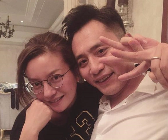 明星八卦 正文 凌晨,刘烨微博晒出一张和赵薇同比"剪刀手"的亲密自拍