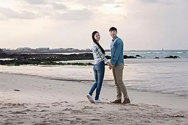 说到手拉手图片情侣,大家都知道,有人问有一张照片是一对情侣的背影