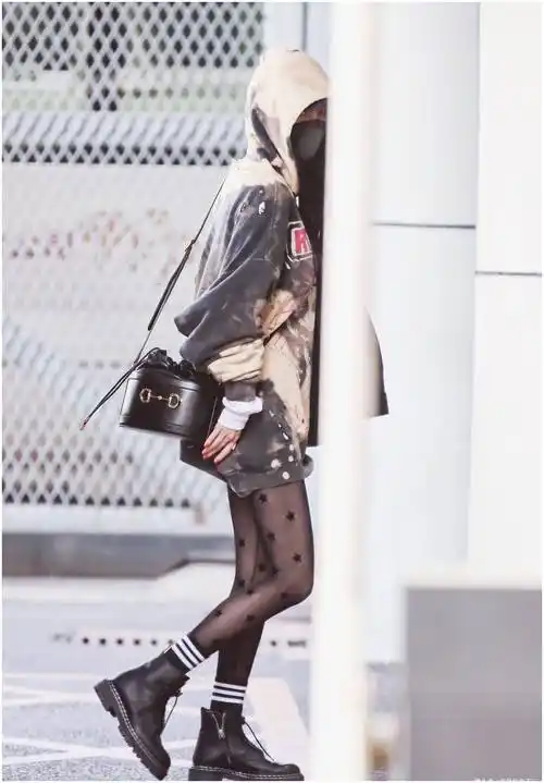 原创杨幂终于不露腿连帽卫衣丝袜配马丁靴网友这大长腿太诱惑