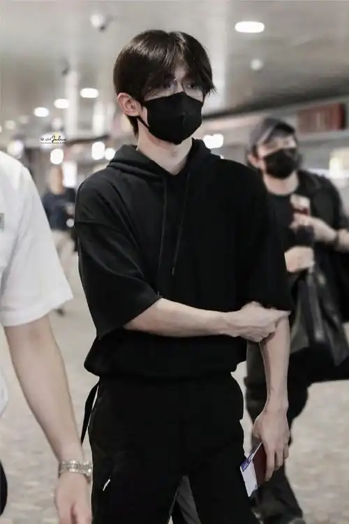 易烊千玺出发米兰时装周#  易烊千玺出发米兰时装周  卫衣工装裤好酷