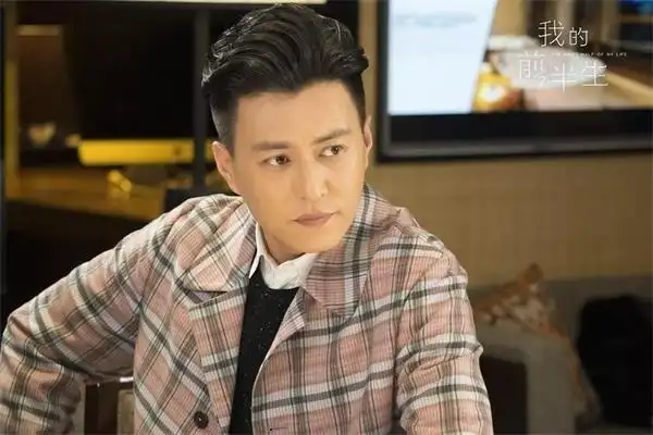 金融  靳东于2003年毕业于中央戏剧学院表演系,1993年在电视剧《东方