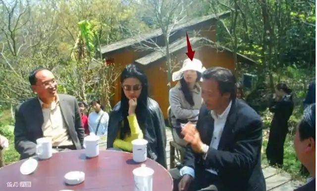 反倒是刘亦菲坐在教父旁边,这让很多人对他们的父女关系有所质疑.