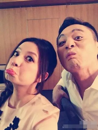 赵薇与刘烨犯二自拍照曝光 调侃称自甘堕落