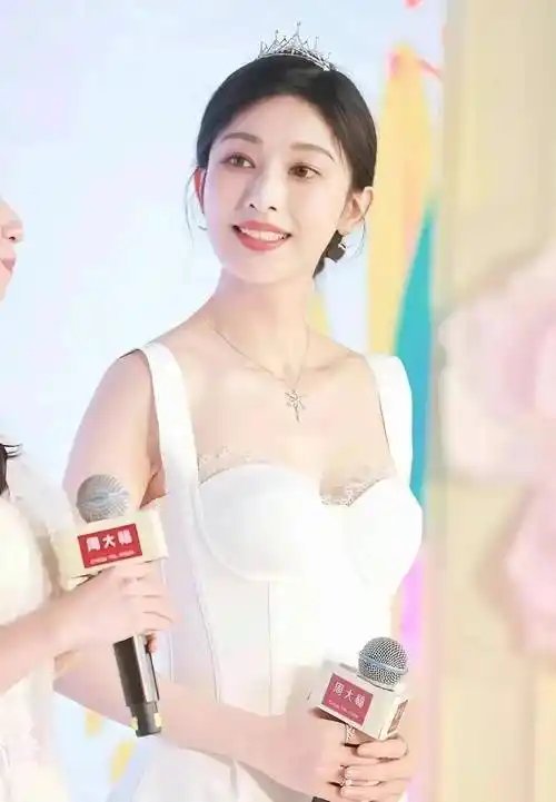原创张俪36岁再登热搜一袭白裙风情万种网友这才是冻龄真谛