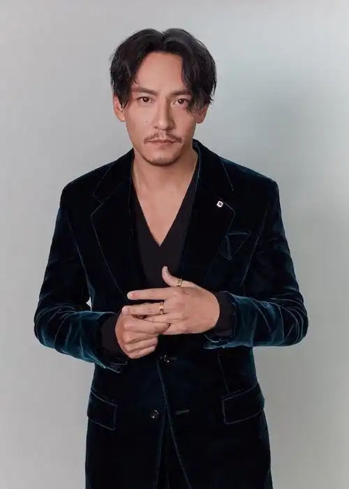 张震出席第23届台北电影奖彰显成熟型男风范