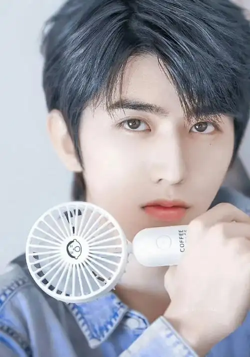 蔡徐坤#有作品hug me(抱我)留得住我但#宋亚轩#只有不懂事的惹事jngg