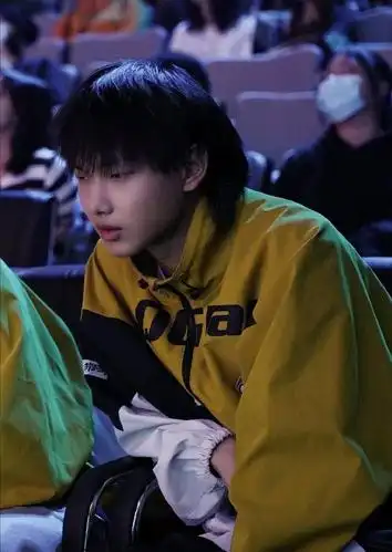 fly的颜值有多高?看清路人镜头下的fly,这才是电竞中的神仙哥哥