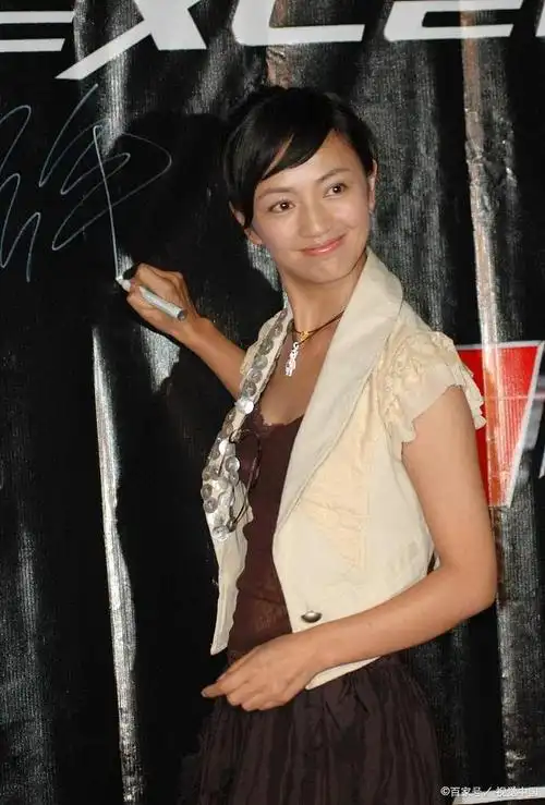 昔日女神罗海琼剪短发模样大变!嫁总裁后当家庭主妇