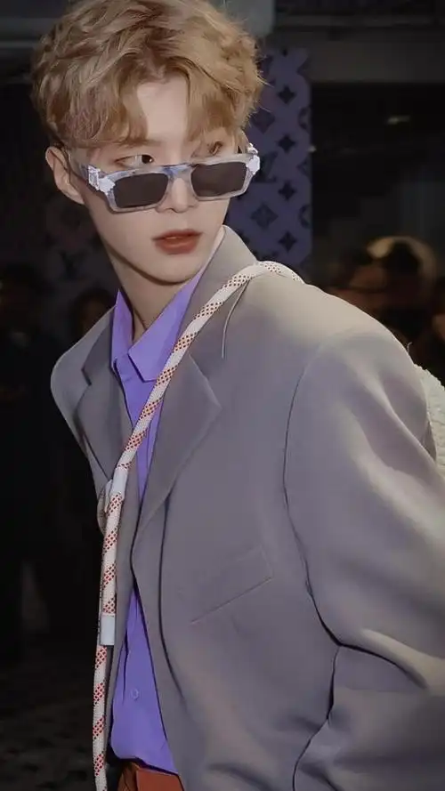 暖心男孩范丞丞帅气西装写真