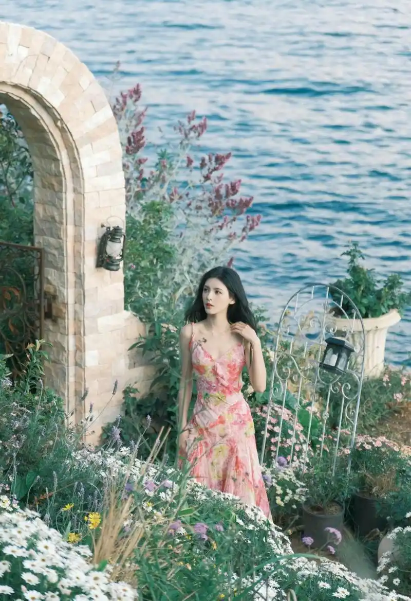 张予曦在沙滩上穿花裙子是人间女王
