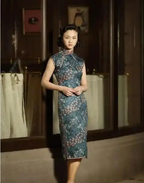 不同花色的旗袍让汤唯展现不一样的女人美感每种都让人心动