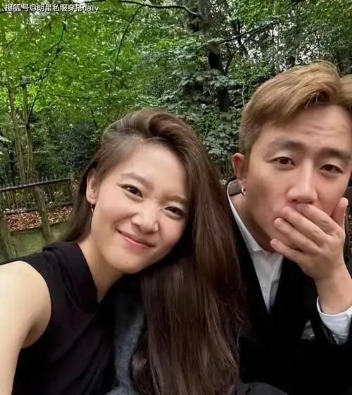 被黄轩女朋友的笑容甜到,一头长发,穿衣简约,落落大方长相舒展