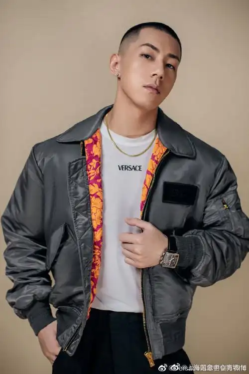 国金,推荐##v星闻#@casper_卡斯柏个性演绎versace 2022秋冬男士狭行