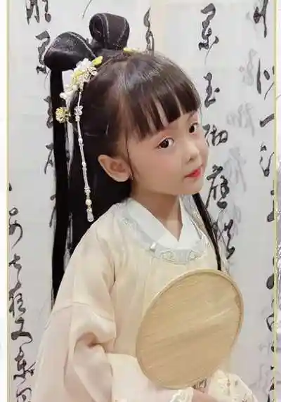 现在的小女孩也是很爱美的,也喜欢穿古装,扎古装发型,打扮的漂漂亮亮