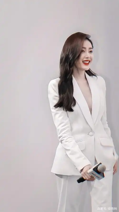 不愧是张天爱,只要营业就惊艳!这次白色深v真空西装帅起来霸气!
