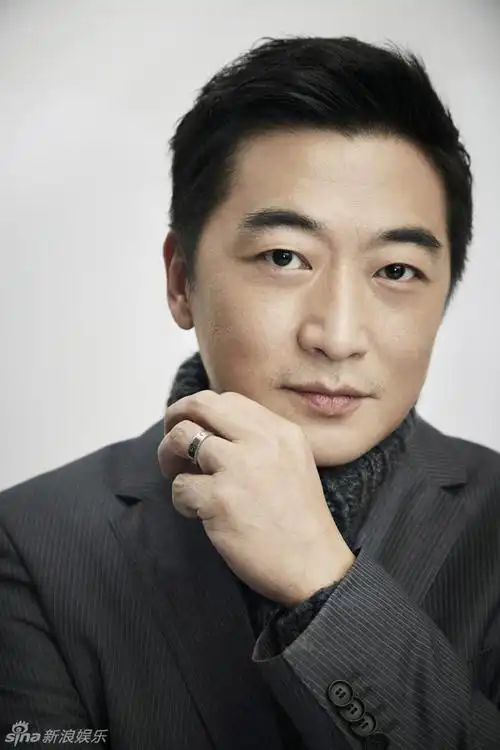 组图:邵峰冬日温暖写真 高领毛衣打造韩剧风尚