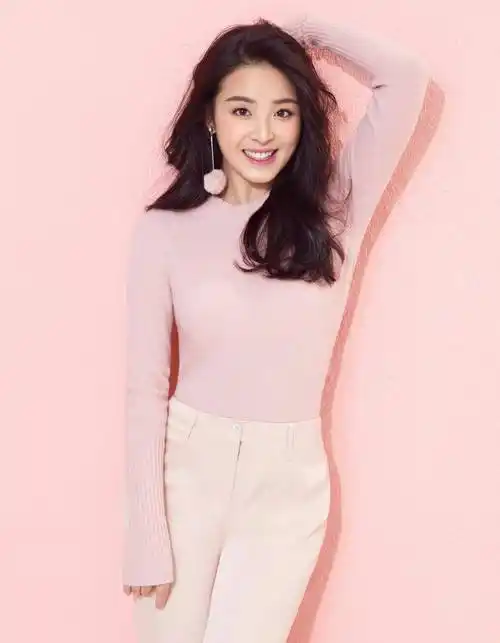 31岁张含韵玩混搭,牛仔旗袍下穿"龙图腾"丝袜,效果竟意外惊艳_黑色_的