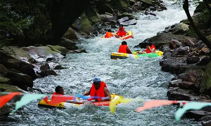 时而在巨石中穿行,千姿百态,落九江景点门票  永修桃花溪漂流