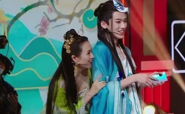 即便与关晓彤互动比较多,也是为了表演歌舞.