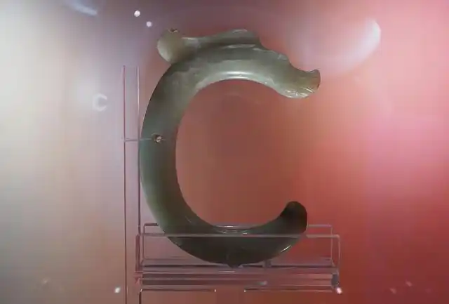 良渚出土的龙首纹玉器与红山文化的龙形玉器相似证明两者有联系