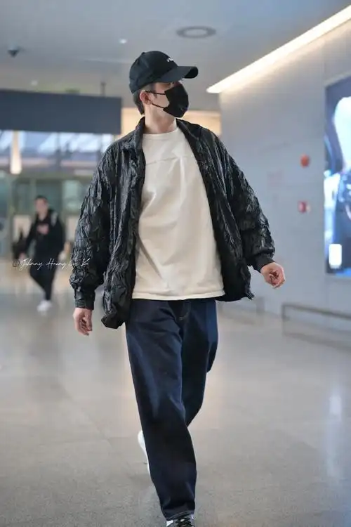 黄景瑜穿垃圾袋拎塑料袋