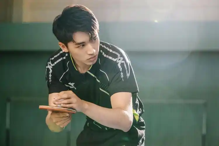 荣耀乒乓今日定档许魏洲zz身穿训练服汗洒赛场