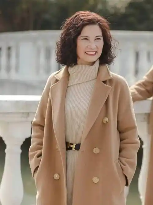 女人过了60岁,发型选这3种"贵妇卷"才显气质,有白发更高级_卷发_女性