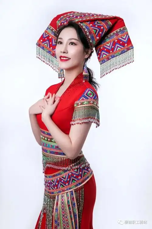 银悦西,仫佬族,2008年北京奥运火炬手,广西区党委宣传部签约歌手,广西