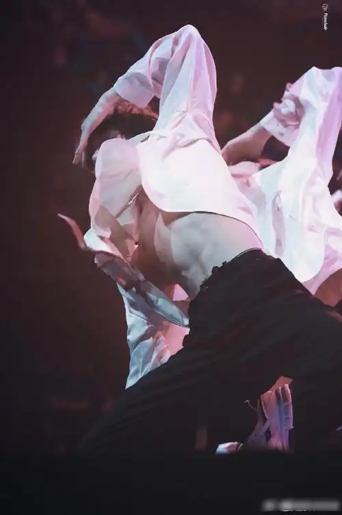 丁程鑫小腿线条