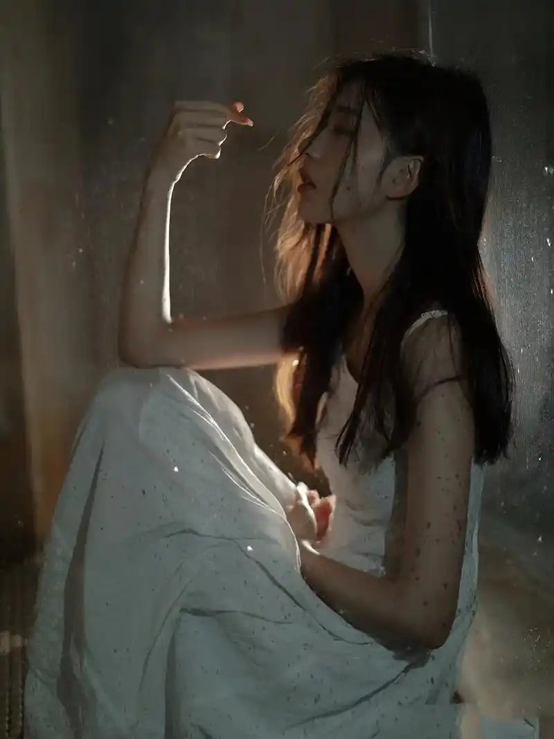 我在凌晨四点的夜里一个人哭 你跟我说会慢慢变好 但你知道吗  - 抖音