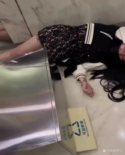 短裙女孩醉酒后躺在电梯里,抱走物业垃圾箱,还躺在绿化带上玩耍