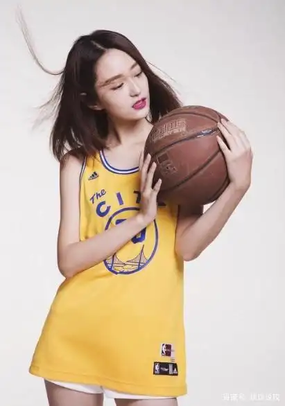 资深詹密美娜,库里的迷妹小七,你更喜欢美娜还是小七呢?