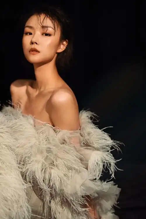 她原名张婉清,曾参加过中国好声音等大型音乐类节目,不夸张的说,第一