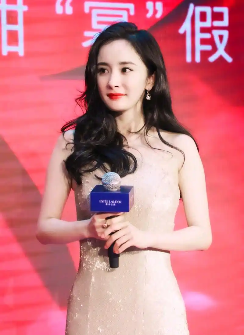 杨幂出席活动,香槟斜肩礼服太美了