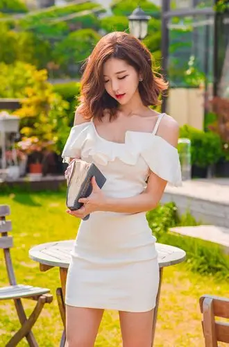 短发美艳模特性感紧身裙户外休闲写真图片