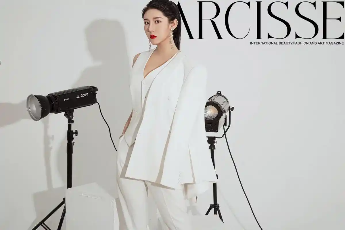 散打王星女郎刘太阳,一身白色西装太帅了