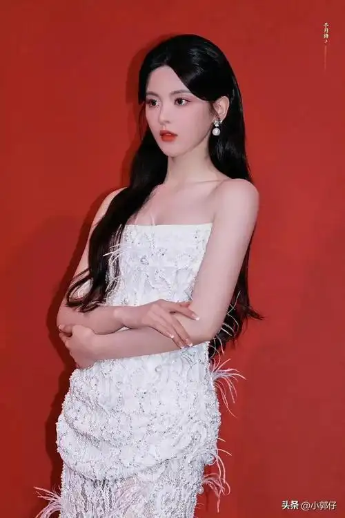 杨超越身穿钉珠蕾丝礼服裙亮相上海时装周杨超越背部身材好绝啊