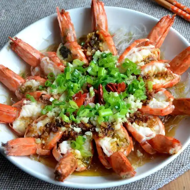 自制蒜蓉蒸虾,蒜香浓郁,虾肉鲜甜,美味又养眼的大菜