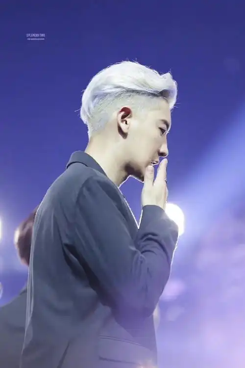 knock 开启时光机97白发,背头,侧剃几个关键词,让朴灿烈用荷尔蒙在