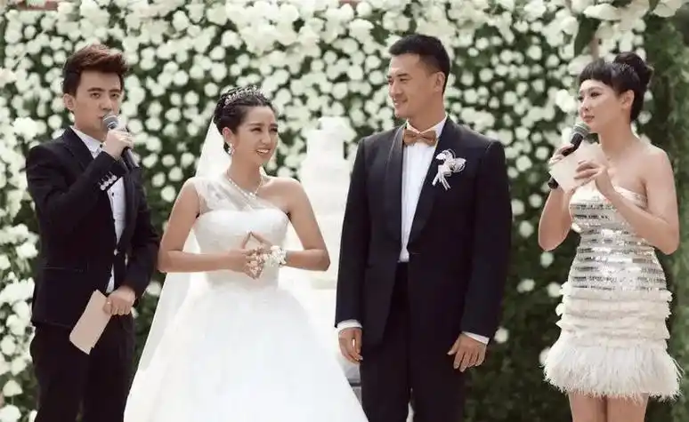 有种差距叫何洁释小龙分手13年一个身价过亿一个捉襟见肘