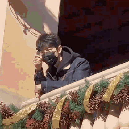 还有网友拍到肖战站在楼上栏杆往下看的时候,开心地扭着脑袋,这个样子